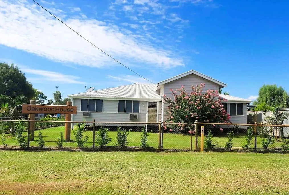 Oakwood House - Entire House Rental - 4 Bedrooms With Netflix And Wifi Tambo Feriehus